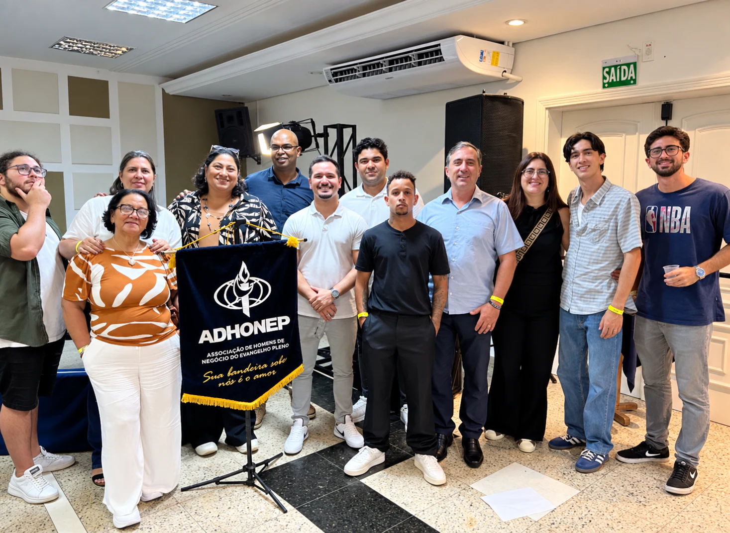 Empresários e profissionais reunidos em evento da ADHONEP