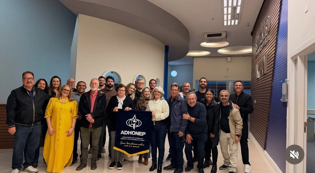 Capítulo da ADHONEP reunido com a bandeira da associação